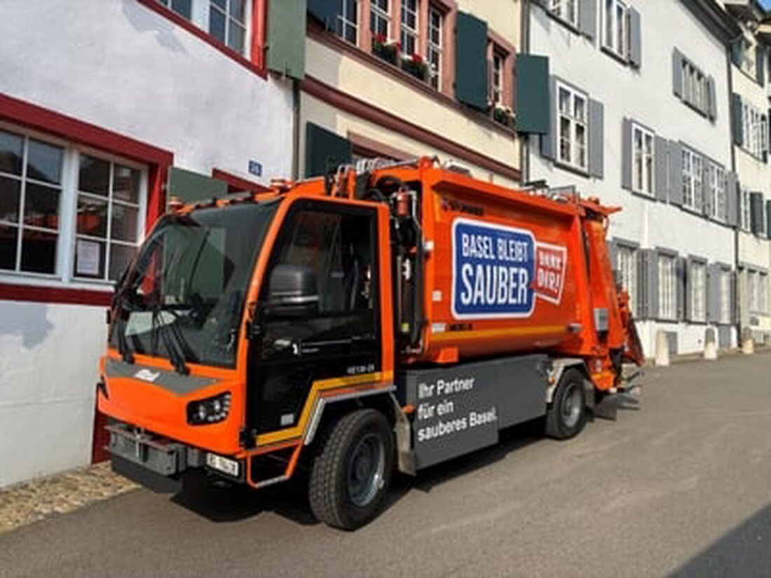 Ab heute setzt das Tiefbauamt auf kompakte E-Kehrichtfahrzeuge zur leisen und umweltfreundlichen Abfallentsorgung in Basel. Bis 2026 werden 80 % der Flotte elektrisch betrieben.