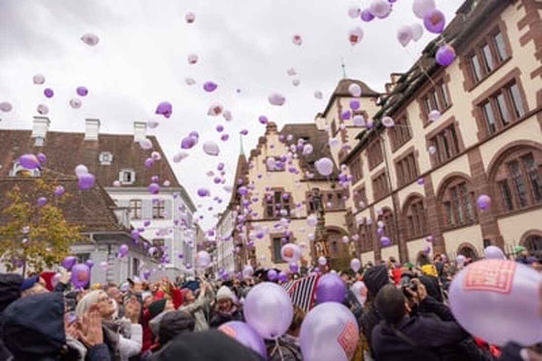 Am 25. Oktober läutete die Basler Herbstmesse im Martinskirchturm. Über 460 Attraktionen erwarten Besucher bis zum 9. November in der Innenstadt.