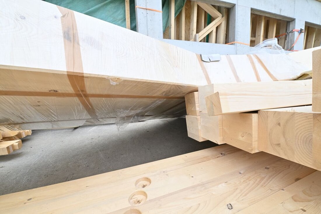 Ein Bauarbeiter verletzte sich schwer, als ein 1,5 Tonnen schweres Holzelement umkippte. Die genaue Unfallursache wird untersucht.