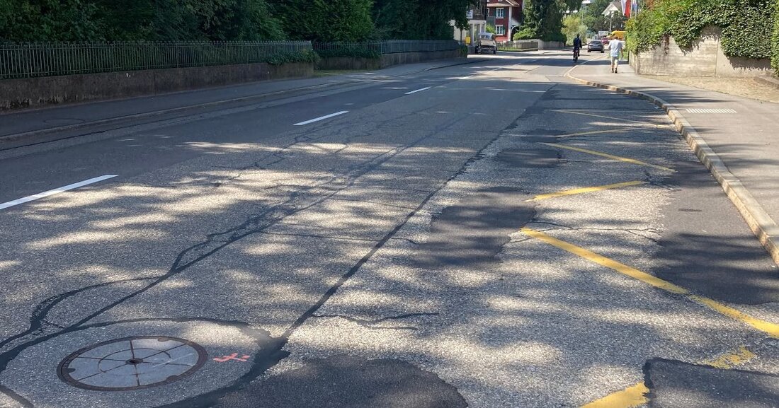Reparaturarbeiten am Belag der Hauptstrasse in Oberägeri beginnen am 4. September 2025 mit Verkehrsbehinderungen.