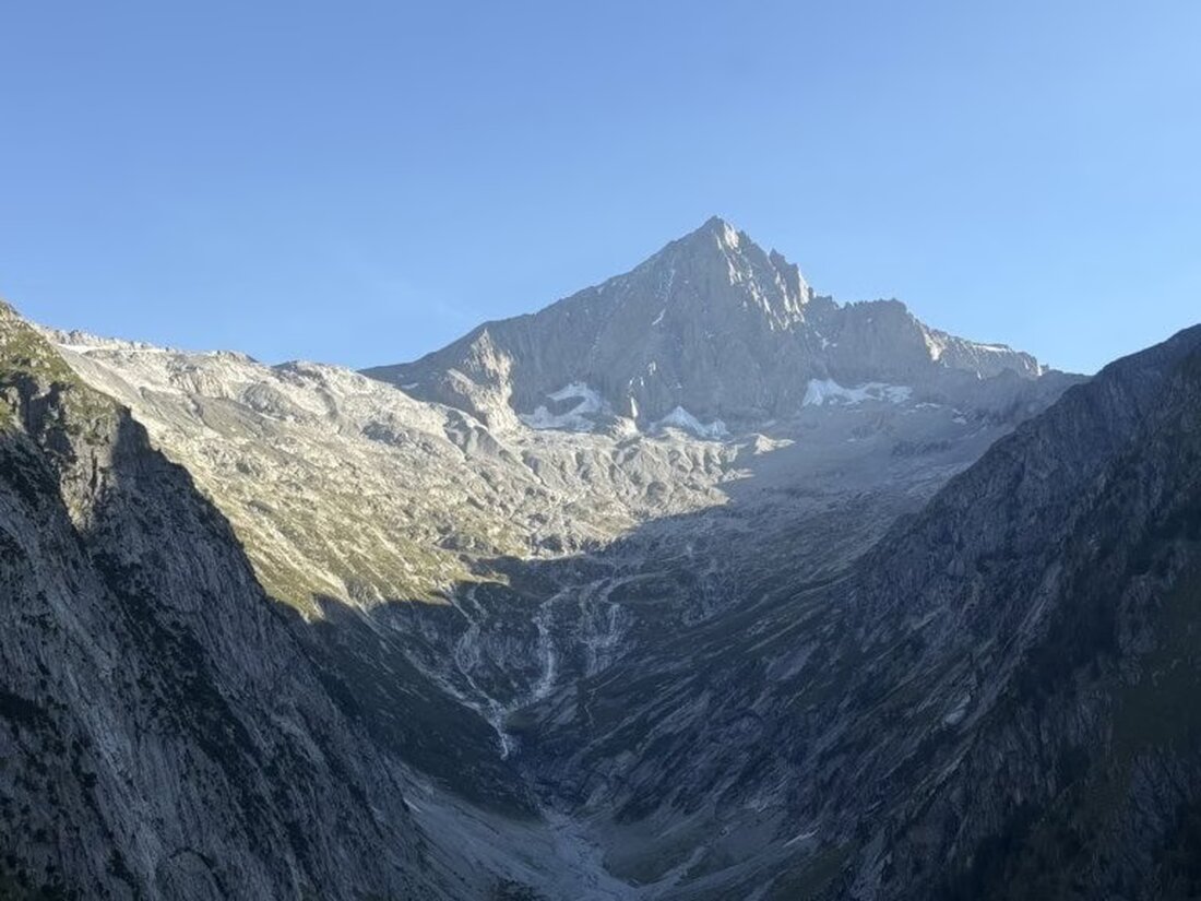 Ein 56-jähriger Schweizer Bergsteiger starb am 9. August 2025 beim Bietschhorn nach einem ungeklärten Sturz.