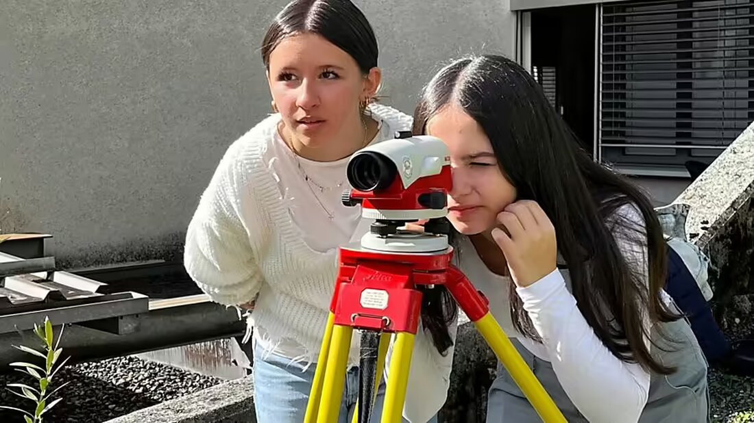 Am 31. Oktober 2024 fanden die 18. Berufsinformationstage in Glarus statt, um Schüler*innen praxisnahe Einblicke in Lehrberufe zu geben.