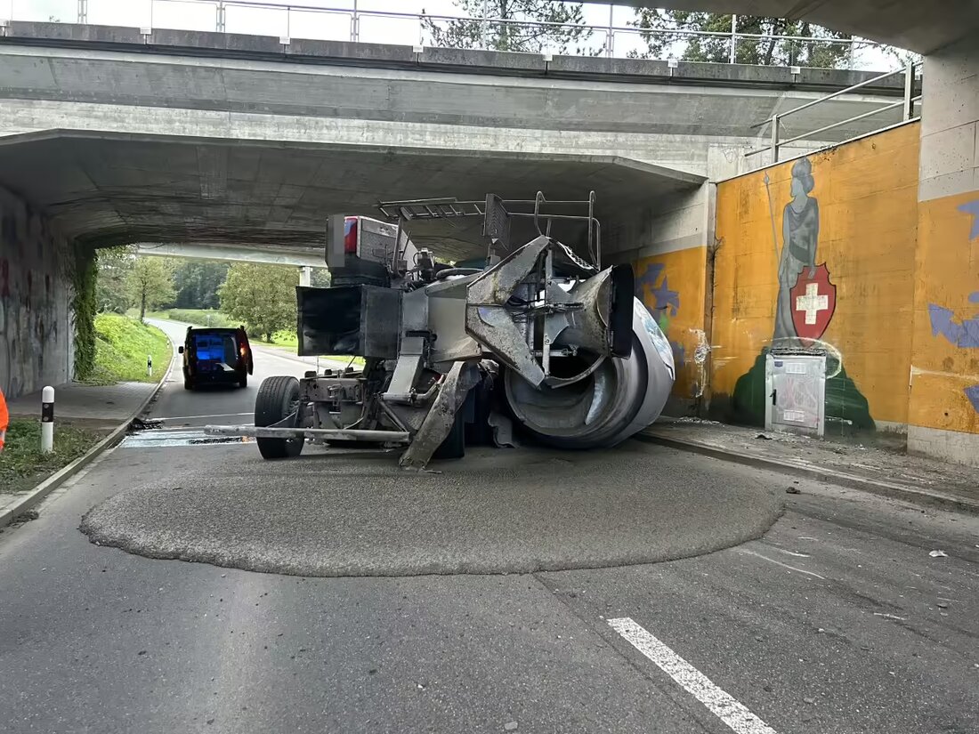 Ein Betonmischer verunfallte am 30. September in Kaisten. Der Chauffeur blieb unverletzt, die Straße war mehrere Stunden gesperrt.