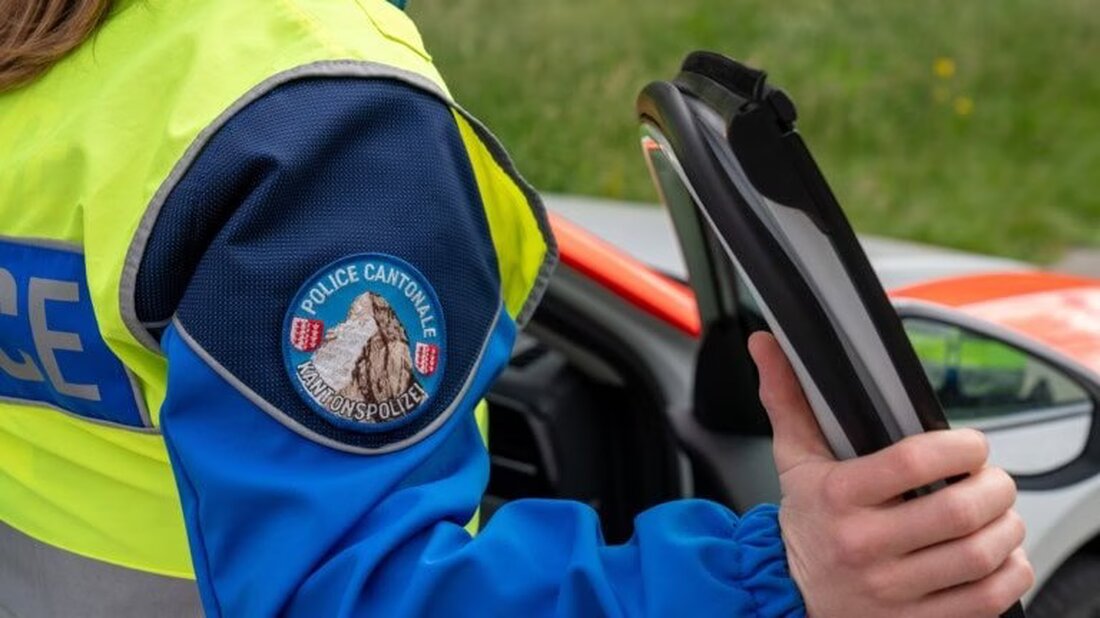 Ein tödlicher Verkehrsunfall in Bourg-Saint-Pierre am 8. August 2025: Ein 51-jähriger Motorradfahrer aus Portugal verlor sein Leben.