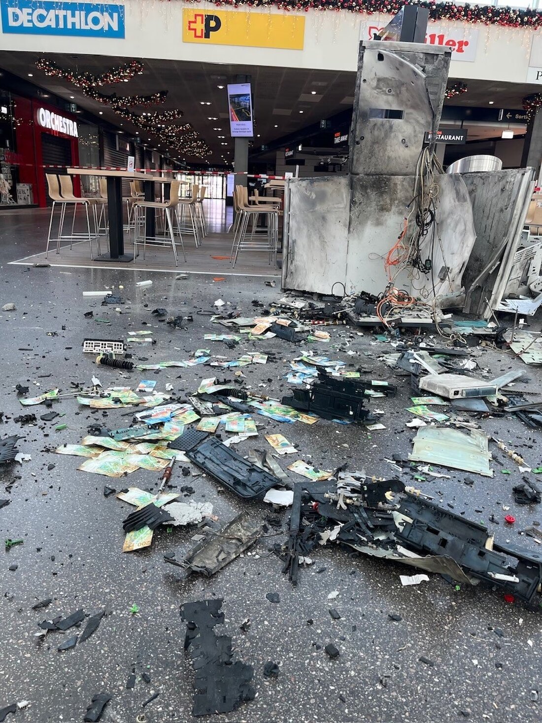 Drei Unbekannte sprengen im Marin Centre zwei Geldautomaten. Polizei sucht Zeugen, niemand verletzt, erheblicher Sachschaden.