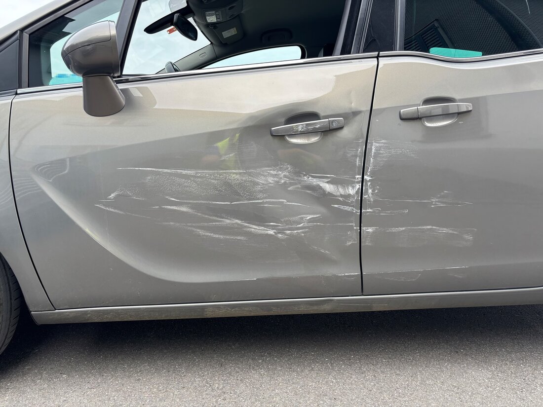In Ermatingen kam es zu einer Kollision zwischen zwei Autos, verursacht durch eine stark alkoholisierte Fahrerin. Sachschaden und Führerausweisentzug folgen.