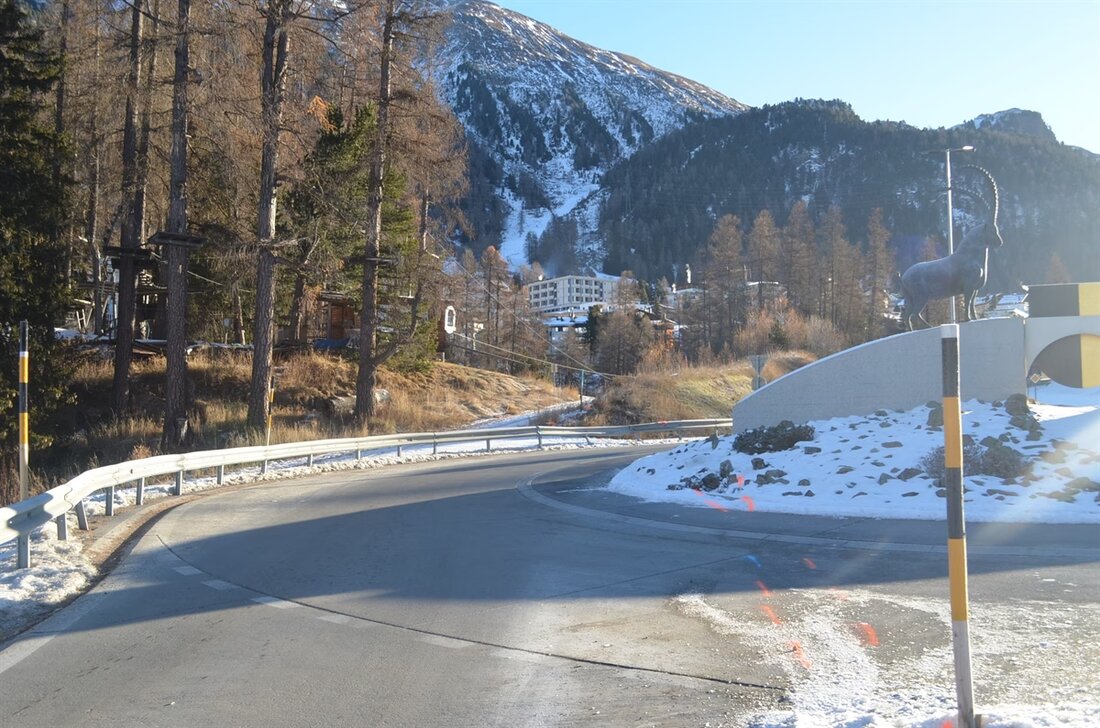 In Pontresina verursachte eine angetrunkene Fahrerin einen Selbstunfall im Kreisel. Die Kantonspolizei ermittelt den Vorfall.