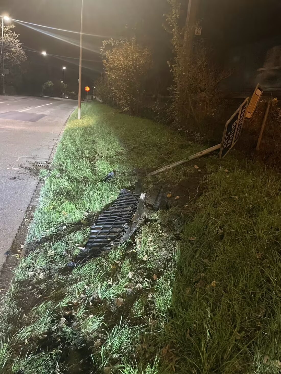 Ein 32-Jähriger prallte in Gebenstorf mit einem betrunkene Fahrzeug gegen eine Verkehrstafel und flüchtete. Polizei nahm ihn fest.