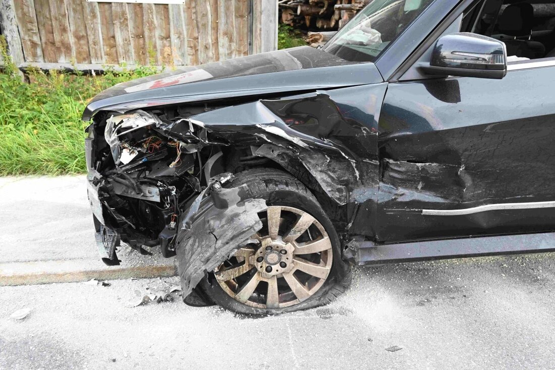 Verkehrsunfall in Wildhaus: Angetrunkener Fahrer kollidiert mit zwei Autos auf der Hauptstrasse; hoher Sachschaden, keine Verletzten.