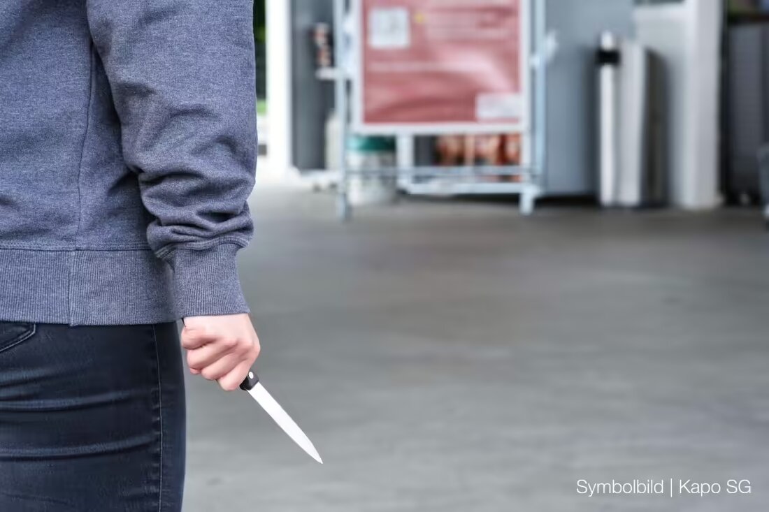 Unbekannter Mann raubt Geschäft in Gossau mit Messer und flieht. Kantonspolizei sucht Zeugen und veröffentlicht Täterbilder.