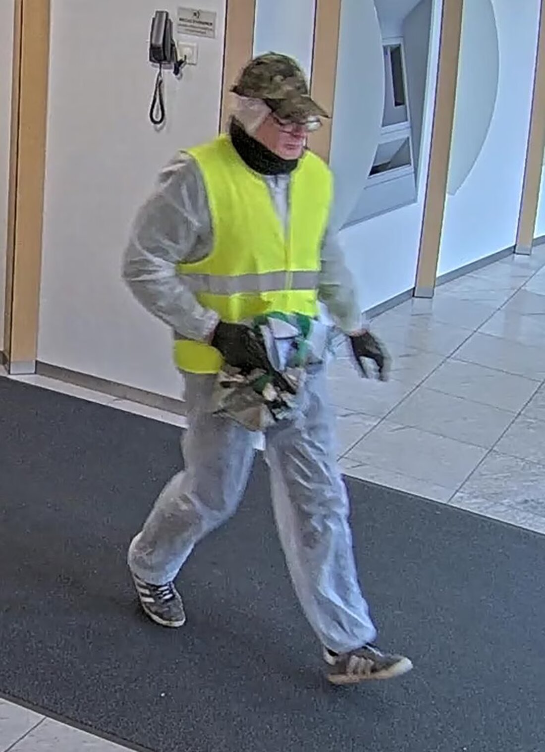 Bewaffneter Raubüberfall in Châtel-St-Denis: Man erbeutet Geld, flüchtet. Zeugen gesucht für Hinweisgebersuche zur Festnahme.