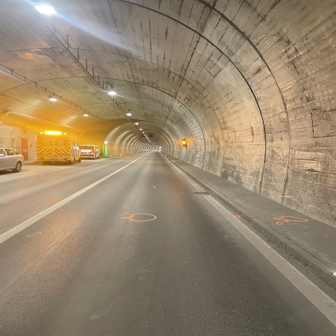 Am 6. April 2025 kam es im Landwassertunnel in Davos zu einer Streifkollision zwischen einem Personenwagen und einer Bikerin. Die 60-Jährige wurde bei dem Vorfall verletzt. Die Kantonspolizei untersucht den Unfallhergang.