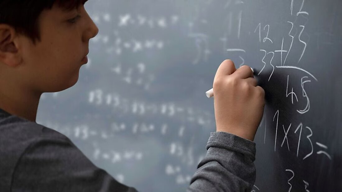 Der Regierungsrat legt die Verordnungsänderungen zur Bildungsgesetz-Teilrevision vor, um flexible Klassengrössen und Altersentlastungen zu gewährleisten.