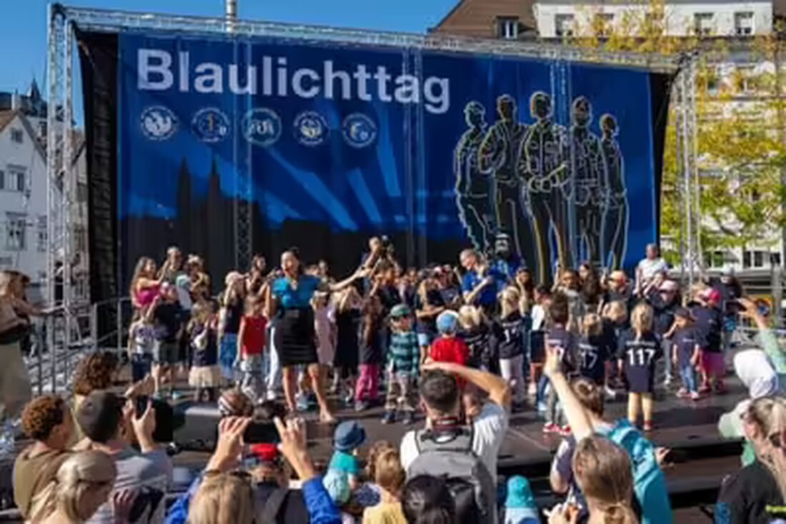 Der Blaulichttag 2024 auf dem Barfüsserplatz begeisterte 3’000 Besucher mit Attraktionen und einer Live-Show der Kantonspolizei.