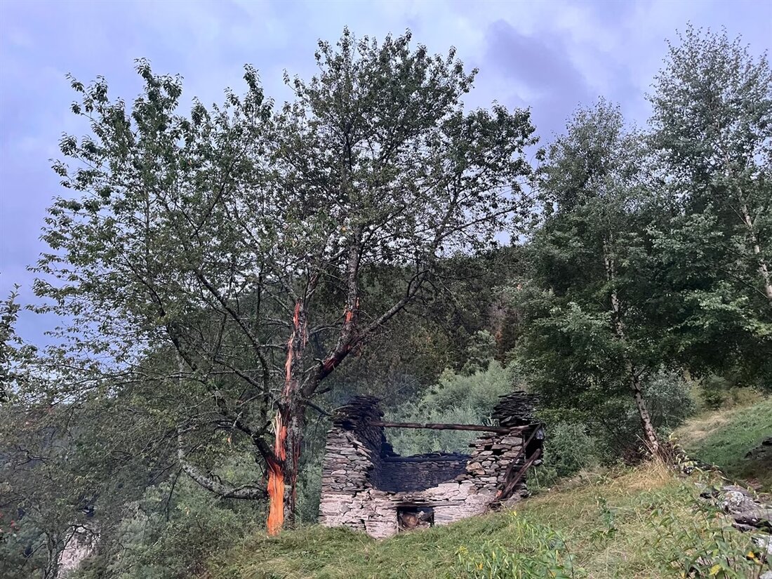In Cauco brannte ein Stall nach einem Blitzschlag vollständig nieder. Die Feuerwehr kontrollierte den Brand in der abgelegenen Region.