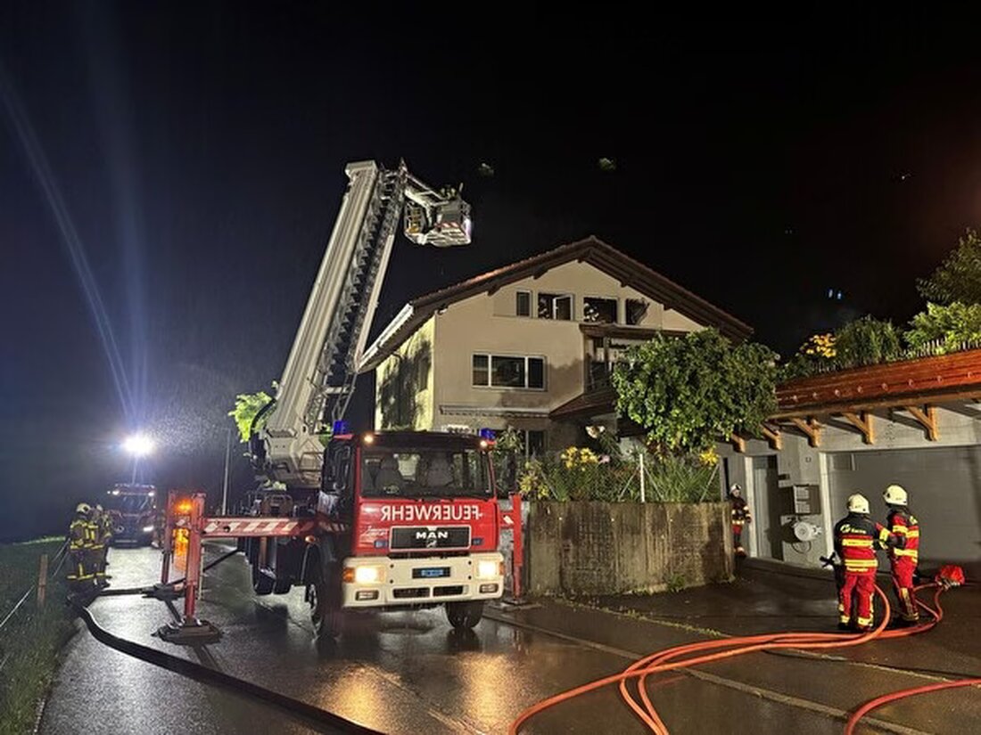 Blitz schlägt in Zweifamilienhaus in Melchtal ein, verursacht Brand. Bewohner in Sicherheit, Feuerwehren löschen schnell. Verletzte und hoher Sachschaden.