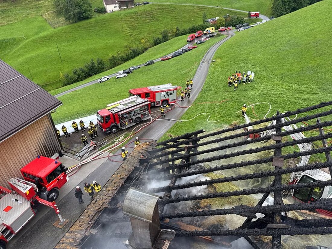 In Gonten führte ein mutmasslicher Blitzschlag zu einem Stallbrand. Glücklicherweise blieben Personen und Tiere unverletzt.
