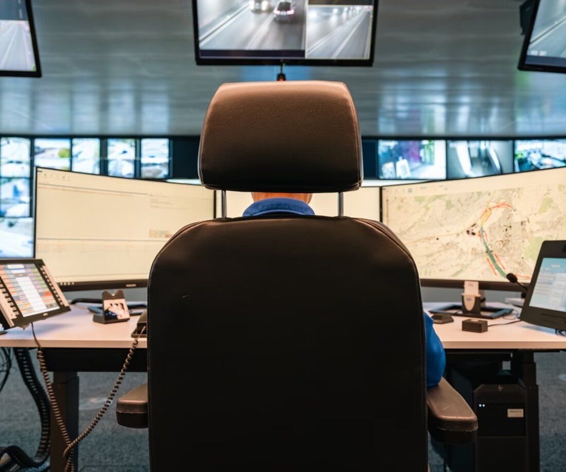 In Freiburg verletzte ein 38-jähriger Mann seine Frau in einer Wohnung. Die Polizei ermittelt wegen versuchter Tötung.