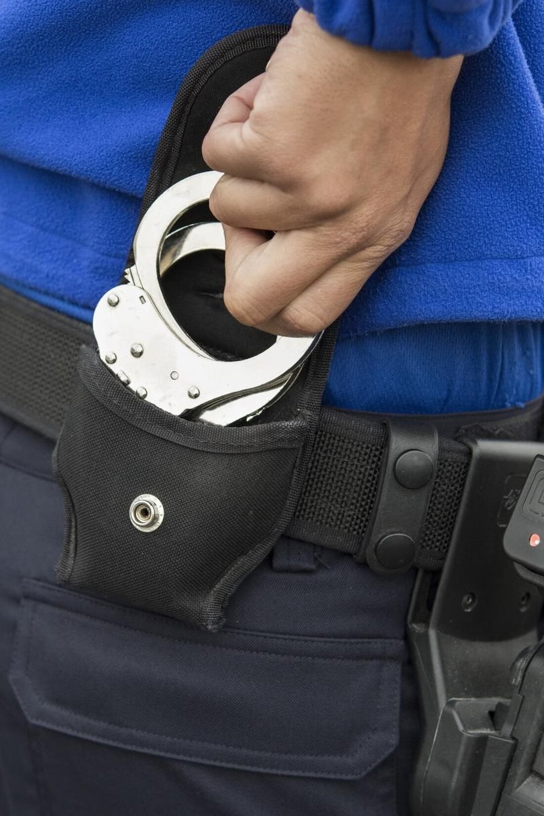 Ein 20-jähriger Mann wurde in Freiburg bei einer Messerstecherei schwer verletzt. Die Polizei hat zwei Verdächtige festgenommen.