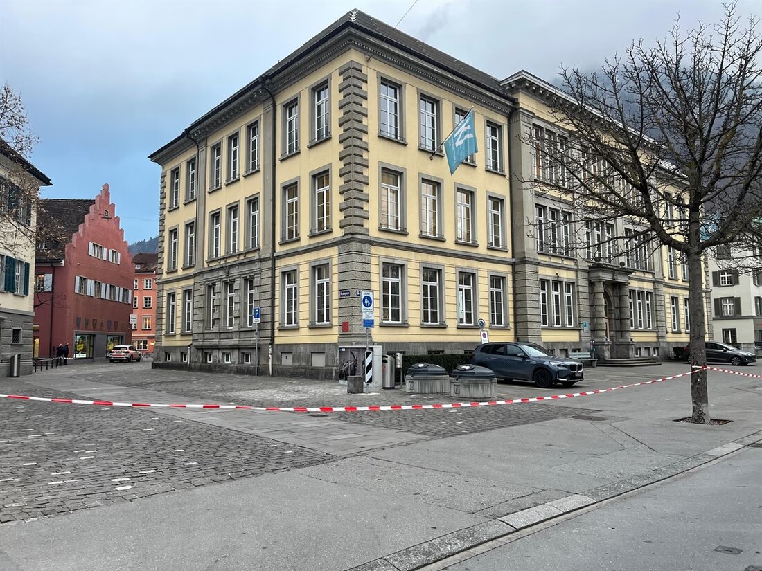 Polizei evakuiert KV Wirtschaftsschule in Chur nach Bombendrohung. Ermittlungen aufgenommen, Gebiet um Schulhaus gesperrt.