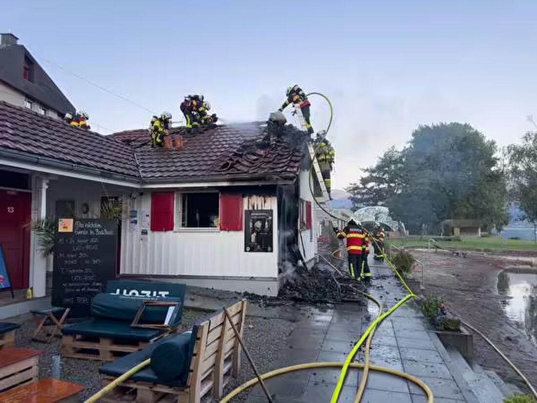 Am 6. August 2024 brannte das Badi-Beizli in Sachseln. Feuerwehr löschte schnell, keine Verletzten. Brandursache wird ermittelt.