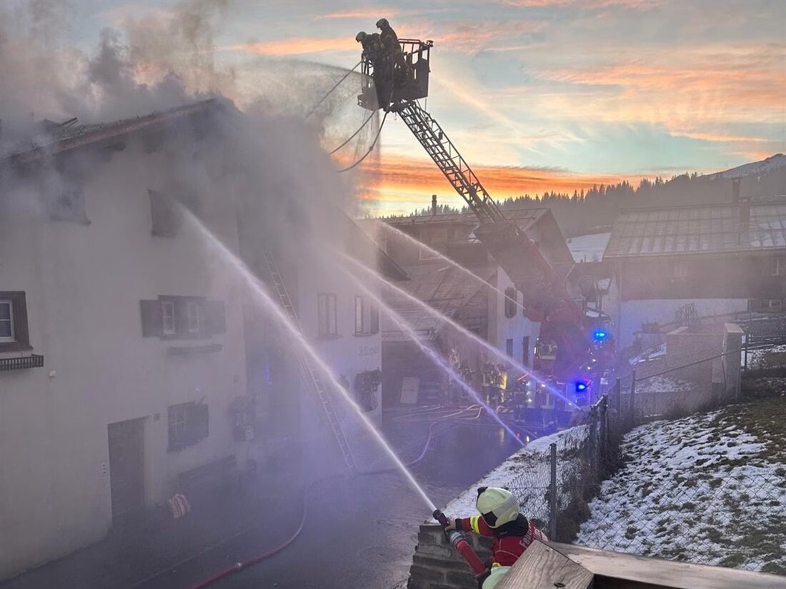 In Flims brach ein Brand in einem Wohnhaus aus. Die Bewohner wurden evakuiert und betreut. Brandursache wird ermittelt.