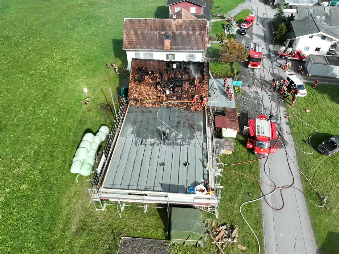 In Pragg-Jenaz brach am Montagnachmittag ein Brand in einem Gewerbebetrieb aus, verursacht durch Dachdeckerarbeiten. Große Schäden entstanden.