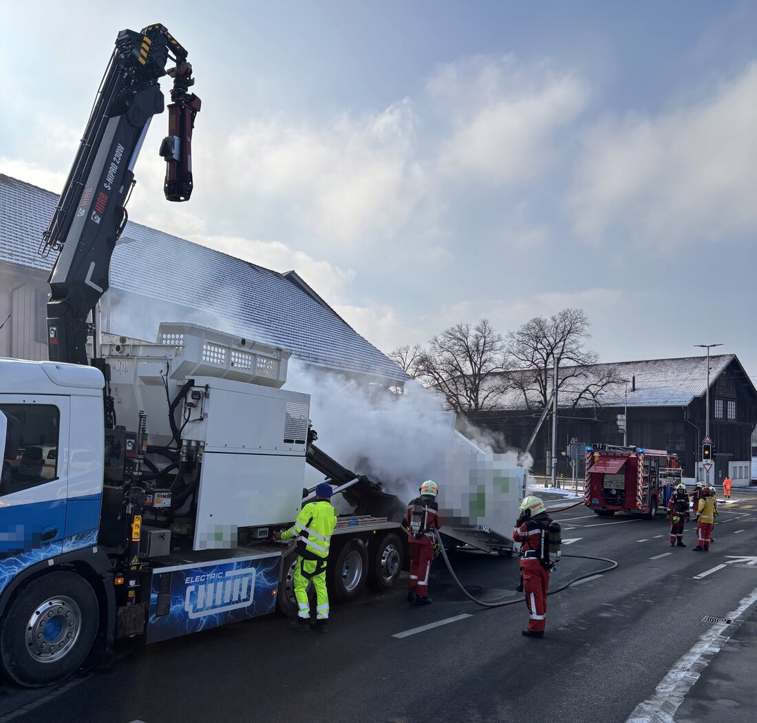 In Frauenfeld brannte am Mittwoch ein Container im Kehrichtlastwagen. Feuerwehr löschte schnell, es gab keine Verletzten.