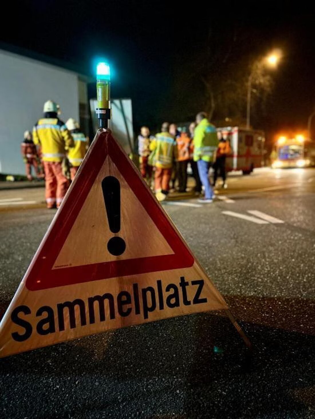 Ein Brand im Mehrfamilienhaus in Oberglatt wurde durch einen entzündeten Elektroroller-Akku verursacht. Feuerwehr und Rettungskräfte waren im Einsatz.