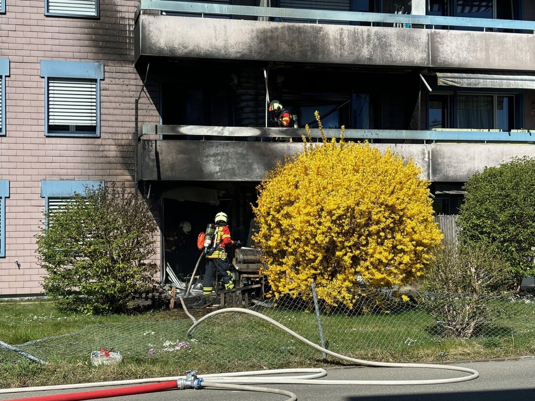 In Aadorf kam es zu einem schweren Wohnungsbrand in einem Mehrfamilienhaus. Keine Verletzten, hohe Sachschäden. Polizei sucht Zeugen.