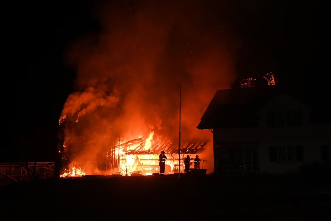 In Niederhelfenschwil brach in der Nacht ein Brand auf einem Landwirtschaftsbetrieb aus, 300 Hühner verendeten. Ermittlungen laufen.