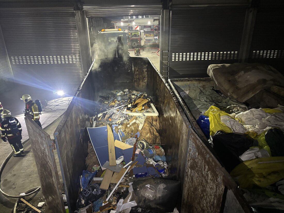 In Affeltrangen kam es zu einem Brand in einer Abfallmulde. Die Feuerwehr löschte das Feuer rasch, niemand wurde verletzt.