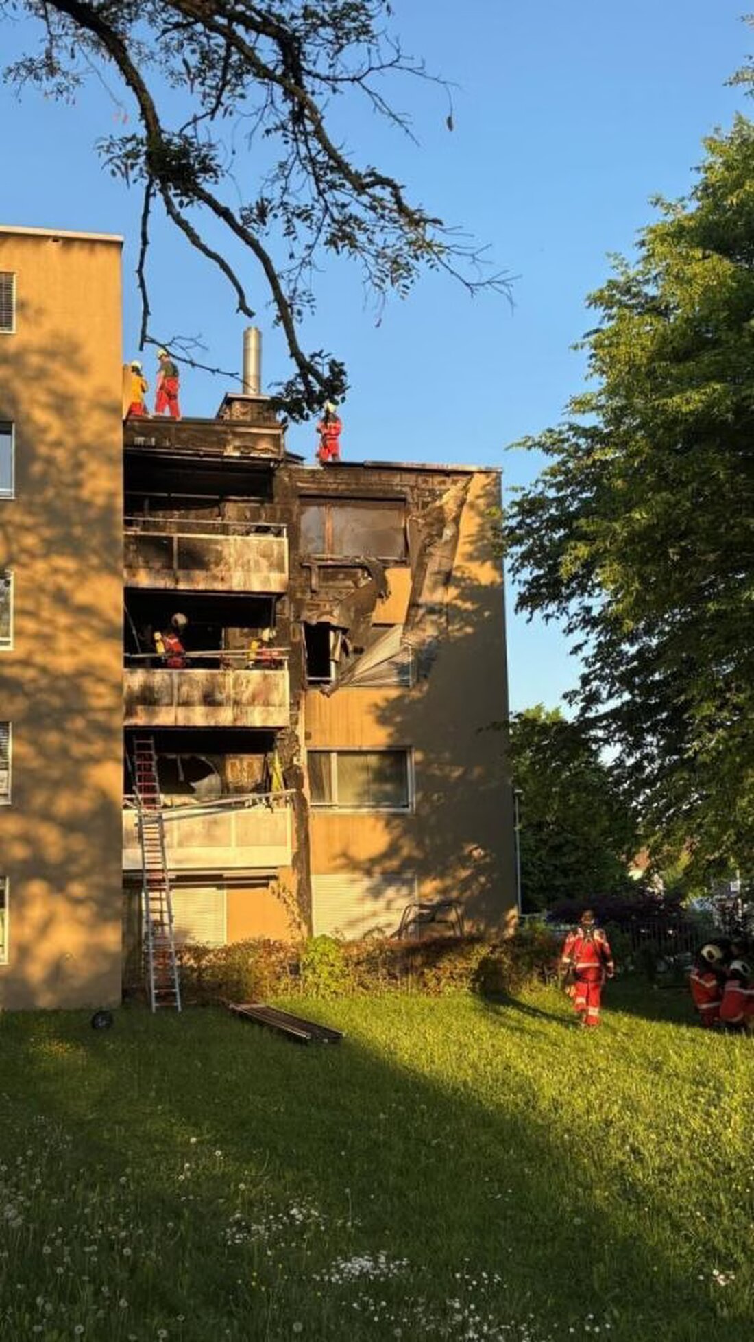 In Bassersdorf brach ein Brand in einem Mehrfamilienhaus aus, der drei Wohnungen unbewohnbar machte. Feuerwehr und Polizei im Einsatz.