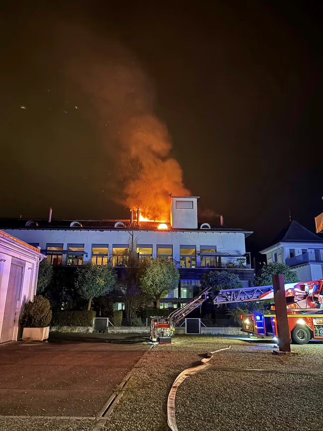 In Frauenfeld brannte eine Wohnung in einem Mehrfamilienhaus. Drei Personen wurden ins Spital gebracht; die Brandursache wird untersucht.