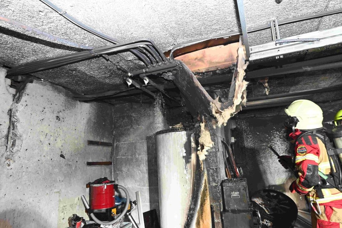 Am Dienstagabend kam es in einer Garage in Salez zu einem Brand. Bewohner löschten die Flammen, während die Feuerwehr eintraf.