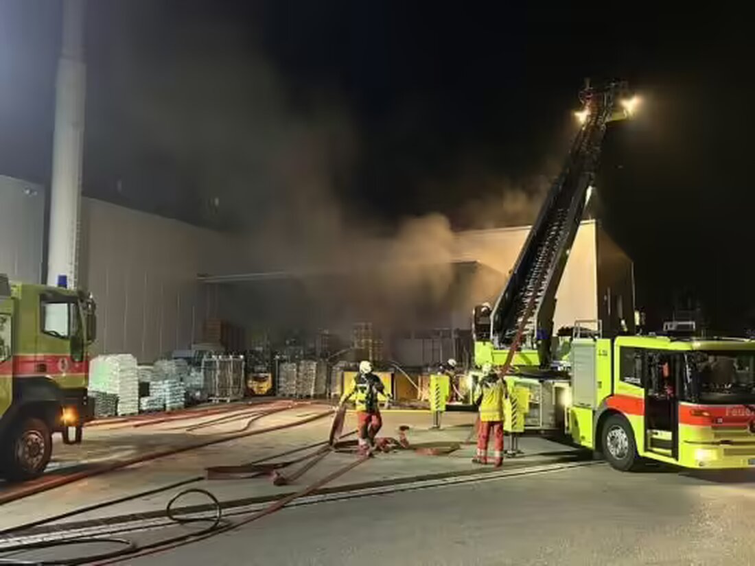 In Hüntwangen brach am Abend ein Brand in einer Lagerhalle aus. Feuerwehr löschte schnell; Sachschaden beträgt mehrere Hunderttausend Franken.