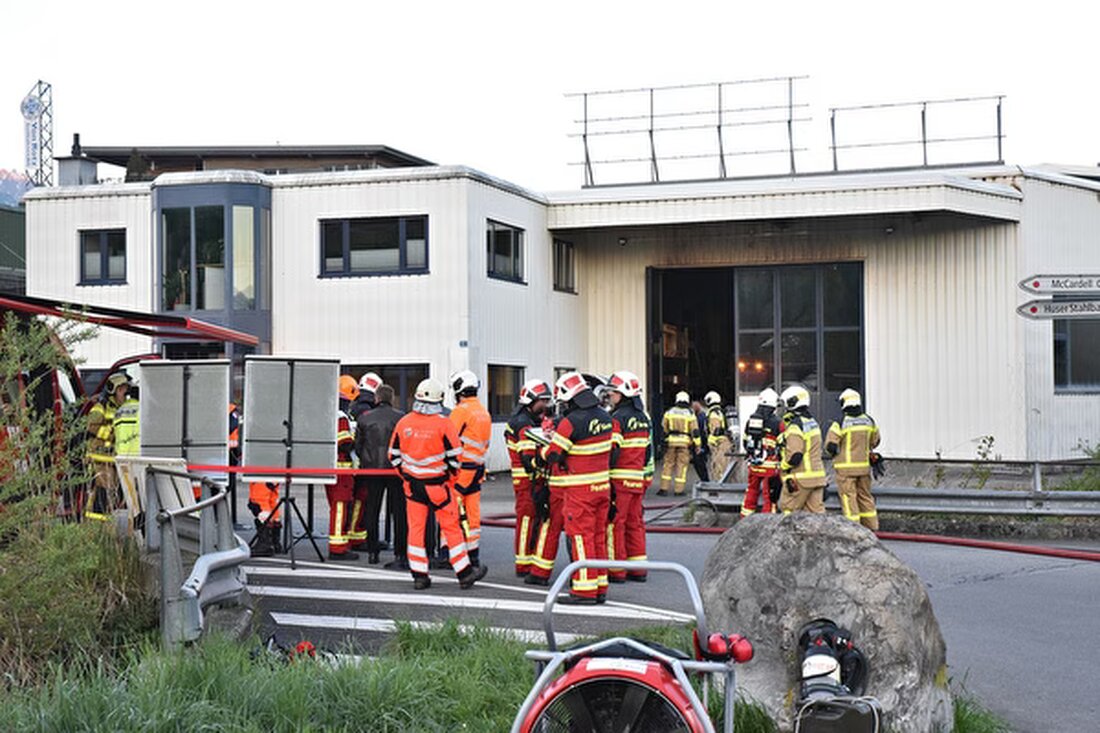 Ein Brand in einem Industriegebäude in Kerns verletzte eine Person. Feuerwehr setzte schnell ein, Sachschaden entstand. Untersuchung läuft.