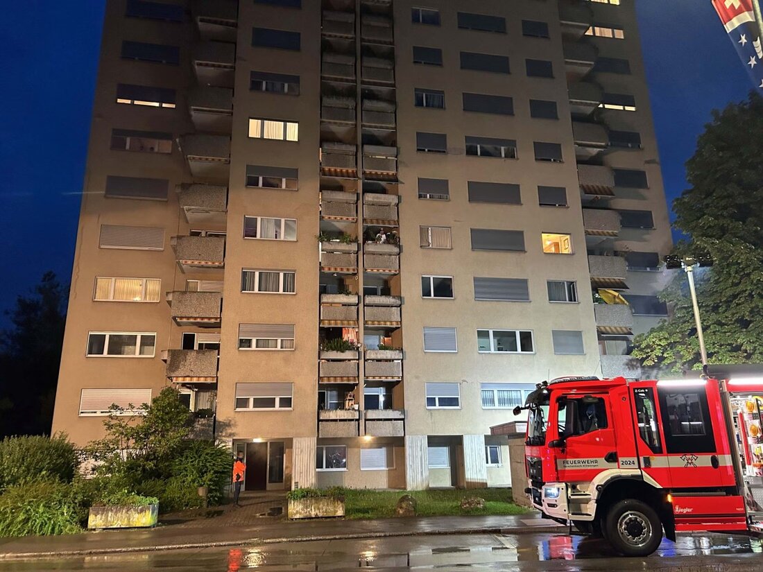 In Spreitenbach brach am Samstagabend ein Brand in einem Mehrfamilienhaus aus. Zwei Personen wurden betreut, die Polizei sucht Zeugen.