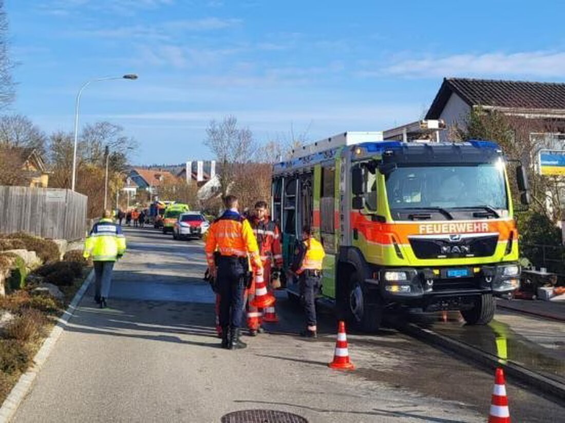 Ein Brand im Mehrfamilienhaus an der Dachsenerstrasse in Uhwiesen führte zur Evakuierung von sieben Bewohnern. Die Ursache wird untersucht.