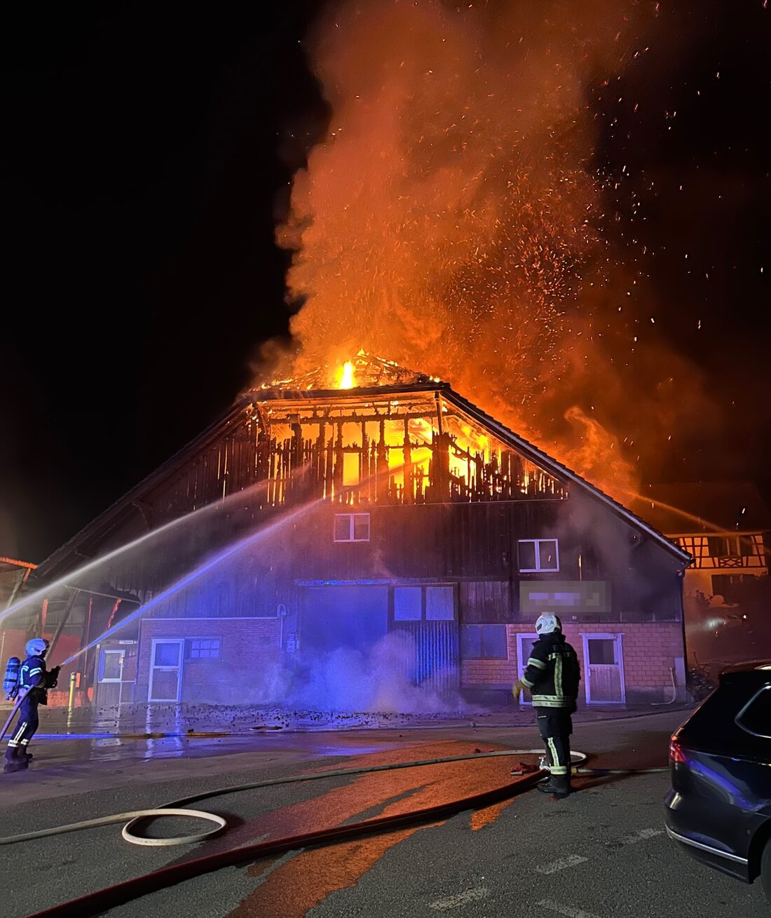 In Mettlen brach in der Nacht ein Scheunenbrand aus, der erhebliche Sachschäden verursachte. Die Brandursache ist noch unklar.