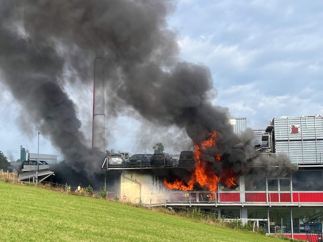 In Mörschwil kam es am 15.06.2025 zu einem Brand in einer Autowerkstatt. Die Feuerwehr brachte den Brand schnell unter Kontrolle; eine Person wurde ins Krankenhaus gebracht.