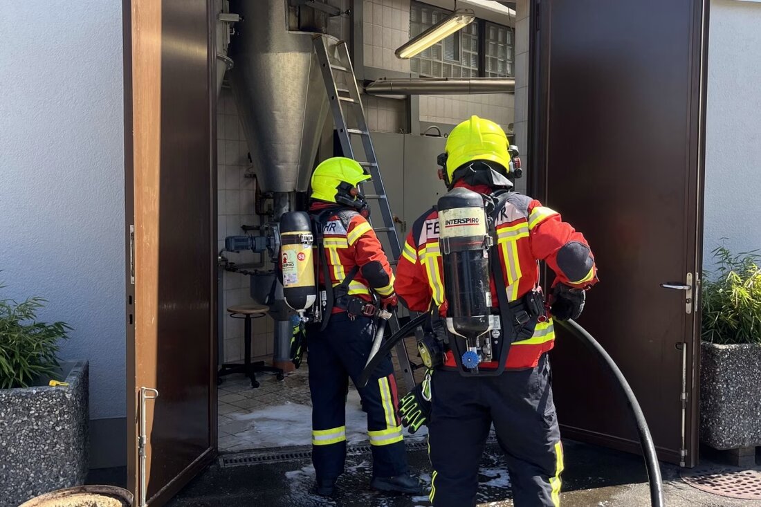 In Schmerikon kam es am 02.07.2025 zu einem Brand in einer Kaffeerösterei. Feuerwehr löscht rasch; Sachschaden ca. 10.000 Franken.