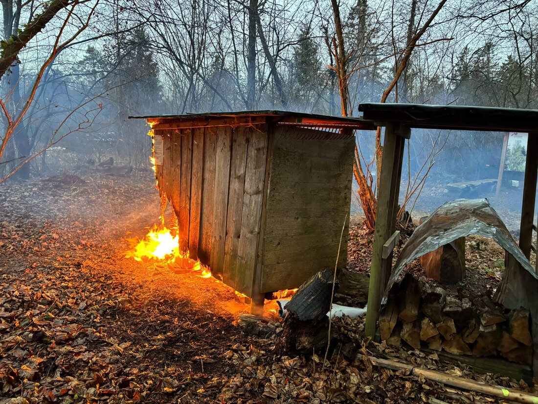 In Stettfurt brannte am Donnerstag ein Holzunterstand im Naturschutzgebiet Laubi. Niemand wurde verletzt, die Brandursache ist unklar.