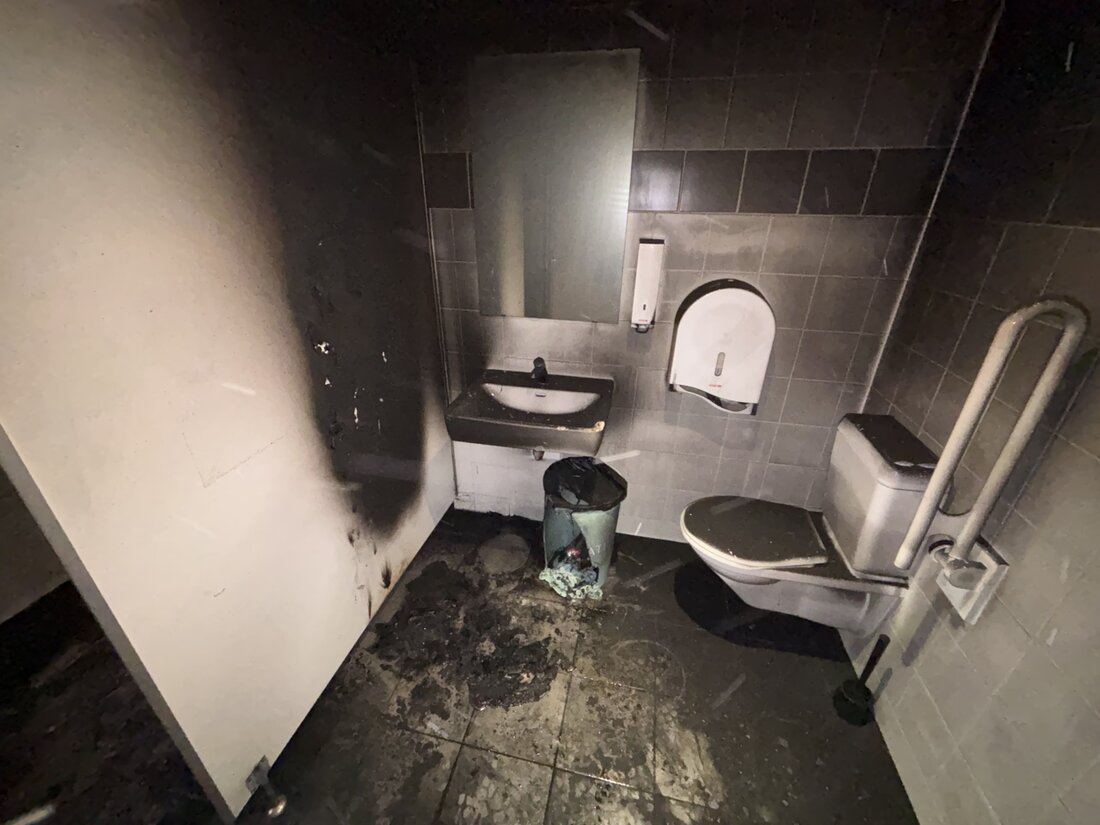 In Uttwil kam es zu einem Brand in einer öffentlichen Toilette. Verletzt wurde niemand, aber der Sachschaden beträgt zehntausend Franken.
