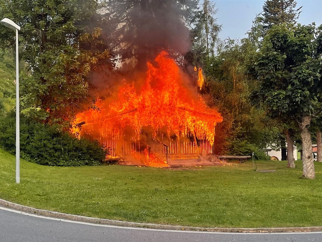 Am Pfingstmontag brannte in Vulpera ein Holzschuppen ab. Die Feuerwehr löschte, die Brandursache wird ermittelt.