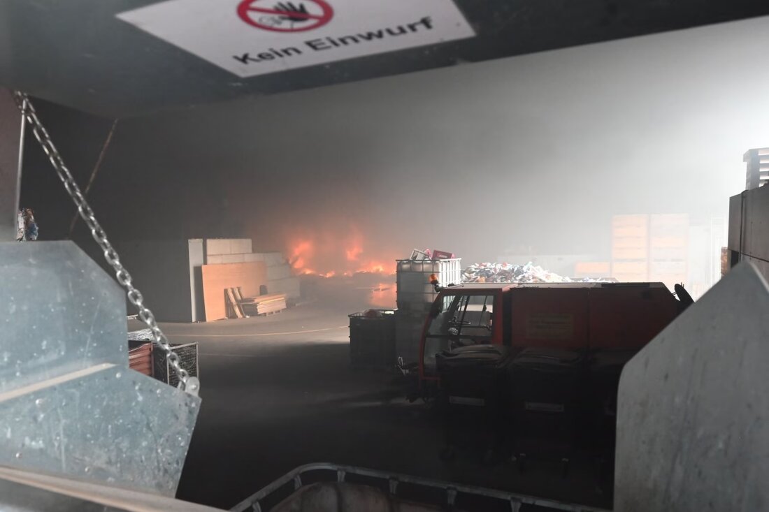 Am Dienstag, 11.03.2025, brach in einem Recyclingbetrieb in Altstätten ein Brand aus. Feuerwehr brachte Feuer schnell unter Kontrolle. Schadenshöhe: 100.000 Franken.