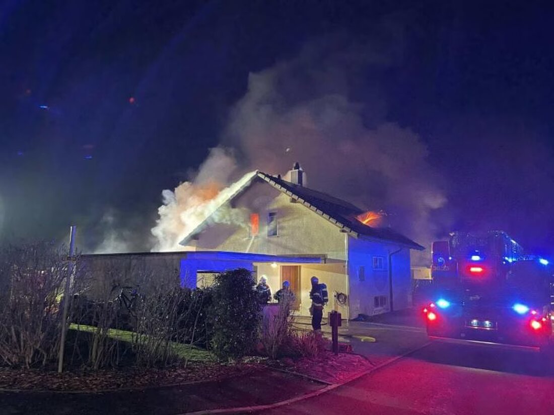 In Courtaman brach ein Brand in einer Villa aus, verursacht durch brennende Kerzen. Zwei Bewohner wurden leicht verletzt.