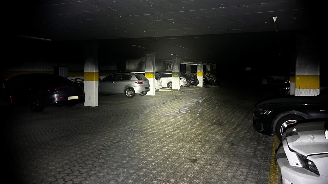 In Wohlen brannten zwei Autos in einer Tiefgarage, was zu erheblichem Sachschaden und Evakuierungen führte. Brandursache unbekannt.