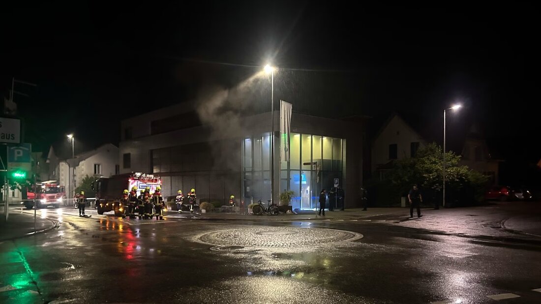 Ein unbekannter Mann zündete einen Bankomat in Lenzburg an. Die Polizei ermittelte und nahm einen 22-Jährigen fest.
