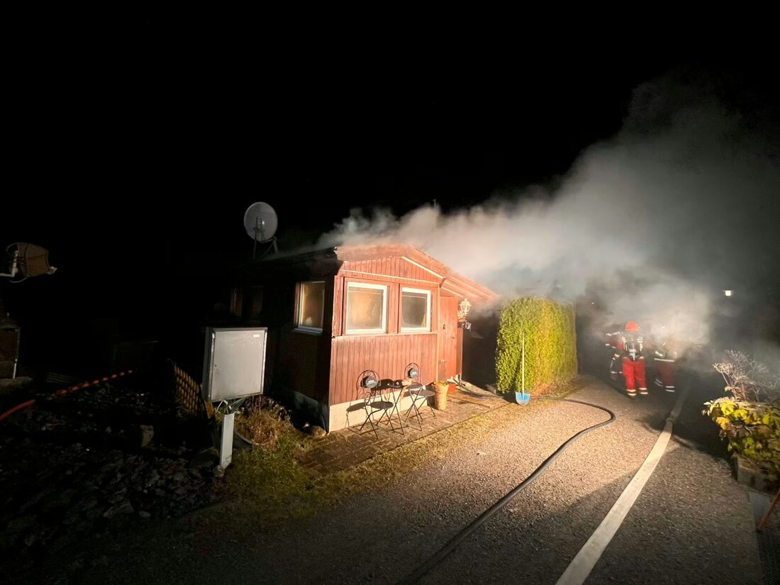 In Goldingen brannte ein Wohnwagen auf einem Campingplatz. Die Feuerwehr konnte den Brand schnell löschen. Ursachenreste werden ermittelt.